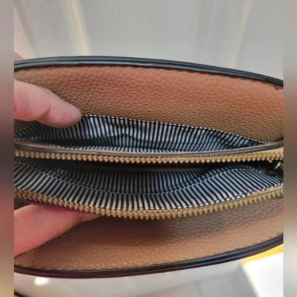 Deluxity Los Angeles Vegan Leather Bag with Gold plated Chain Strap - Picture 4 of 4